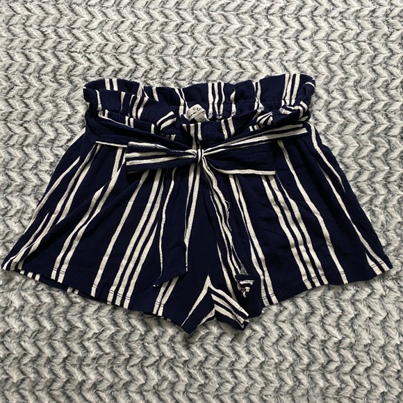 Bow tie waist shorts - Picture 1 of 1